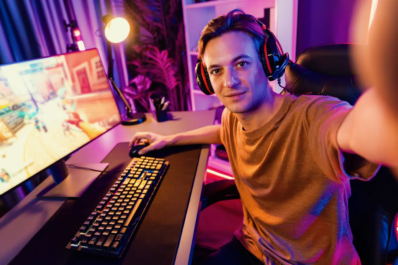 Player using VPN to optimize connection and maintain privacy during online game